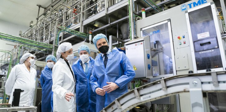 Pablo Casado y Alfonso Fernández mañueco en su visita a la fábrica de café PROSOL, en Venta de Baños (Palencia)