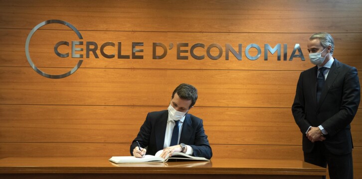Pablo Casado firma en el libro de visitas del Cicle D´Economia