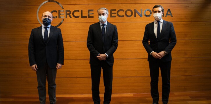 Pablo Casado firma en el libro de visitas del Cercle d´Economia