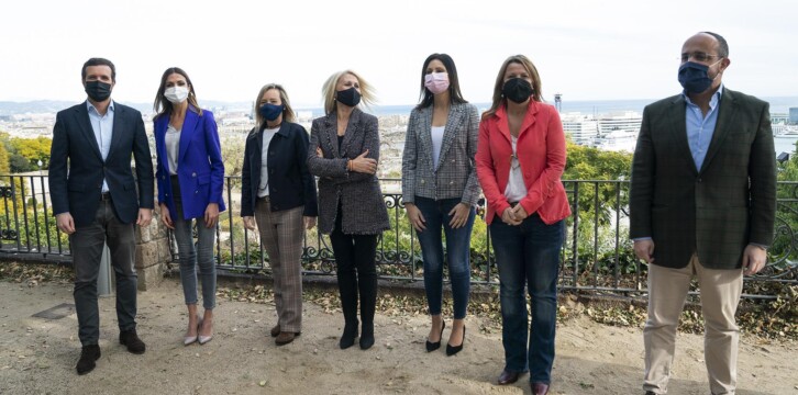 El presidente del Partido Popular, Pablo Casado, en la presentación de la candidatura del PPC a las elecciones catalanas acompañado por candidatas en la lista y el candidato a la Generalitat, Alejandro Fernández