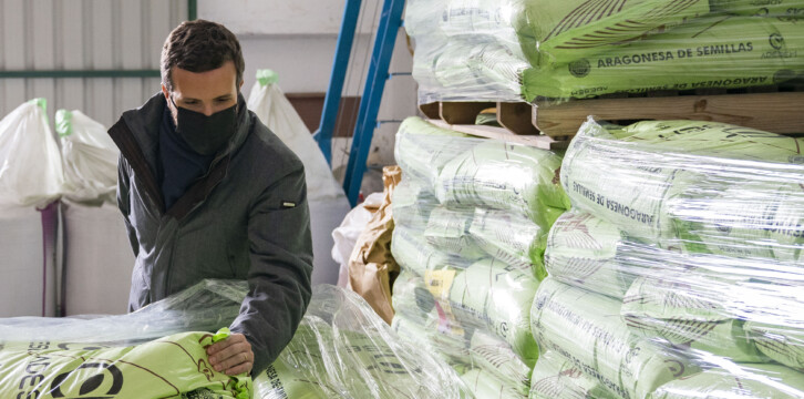 Pablo Casado en su visita a las instalaciones de Comercial ALECA en Gimenells (Lleida)