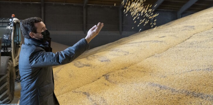 Pablo Casado en su visita a las instalaciones de Comercial ALECA en Gimenells (Lleida)