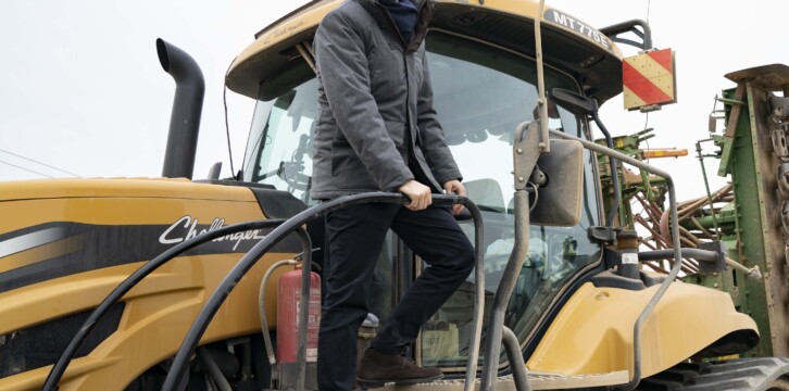 Pablo Casado en su visita a las instalaciones de Comercial ALECA en Gimenells (Lleida)