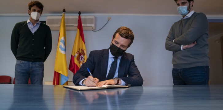 Pablo Casado en su visita a las instalaciones de Comercial ALECA en Gimenells (Lleida)
