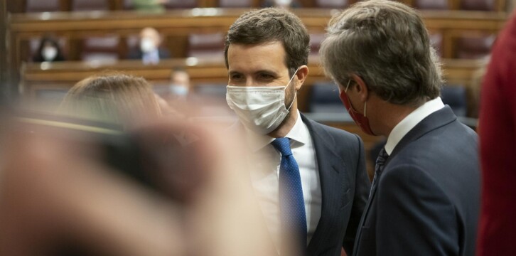 El presidente del Partido Popular, Pablo Casado, y Antonio González Terol antes de comenzar la Sesión de Control al Gobierno