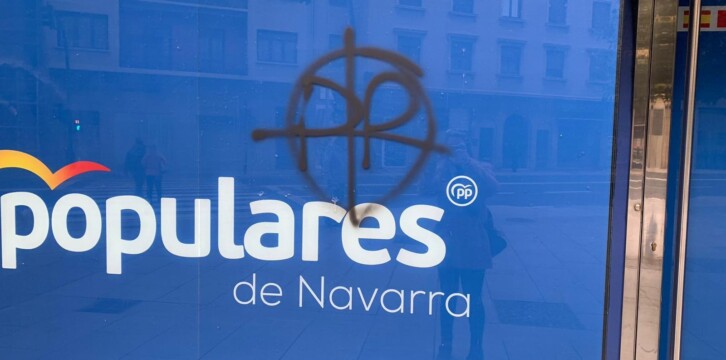 Pintadas amenazantes en la fachada de su sede de Pamplona
