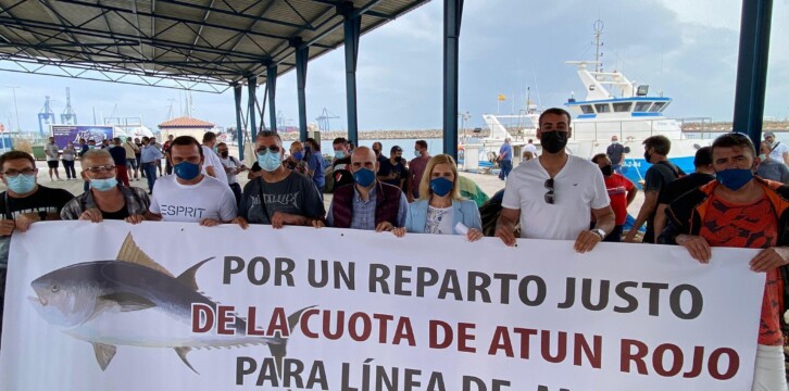 Salomé Pradas en el puerto de Castellón junto a las cofradías de pescadores