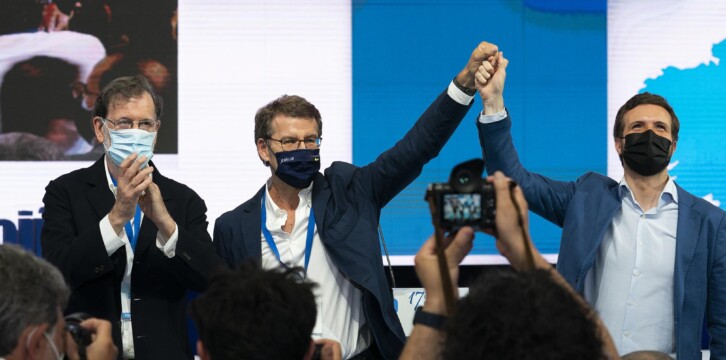 Pablo Casado y Alberto Núñez Feijóo, junto a Mariano Rajoy, en el 17 Congreso del PP de Galicia