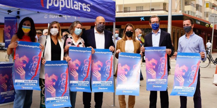 Javier Maroto, Salomé Pradas y Marga Prohens en la carpa informativa #SánchezApagaYvete, en Palma de Mallorca