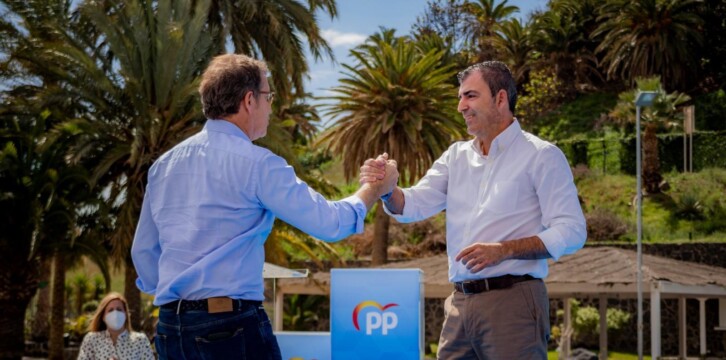 Alberto Núñez Feijóo en su visita a Santa Cruz de Tenerife, acompañado de Manuel Domínguez, presidente del PP de Canarias