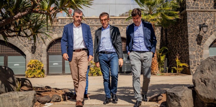 Alberto Núñez Feijóo a su llegada al acto celebrado en Santa Cruz de Tenerife, acompañado de Manuel Domínguez, presidente del PP de Canarias y Emilio Navarro, presidente del PP de Tenerife