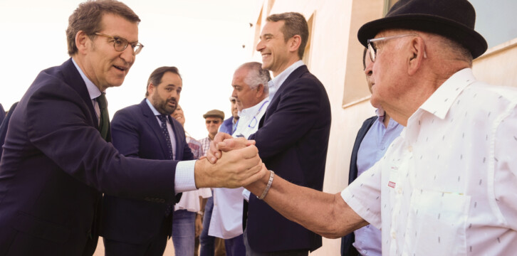 Alberto Núñez Feijóo en su visita a la cooperativa vinícola en Villarrobledo