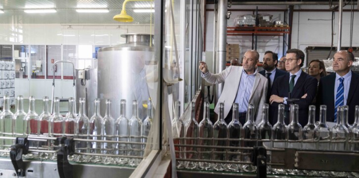 Alberto Núñez Feijóo en su visita a una cooperativa vinícola en Villarrobledo