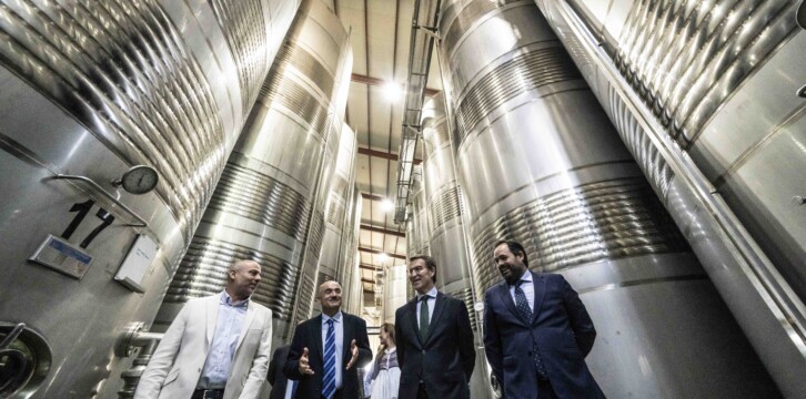 Alberto Núñez Feijóo en su visita a una cooperativa vinícola en Villarrobledo