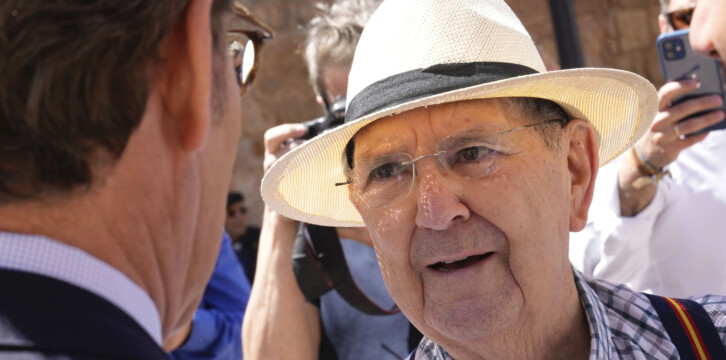 Alberto Núñez Feijóo en su visita a la cooperativa vinícola en Villarrobledo