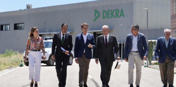 Alberto Núñez Feijóo visita la empresa DEKRA en Málaga.