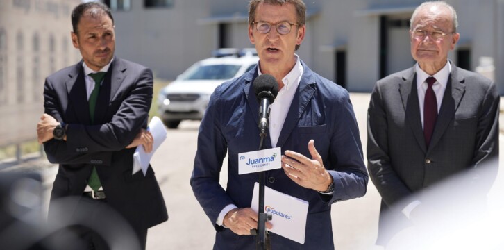 Alberto Núñez Feijóo visita la empresa DEKRA en Málaga.