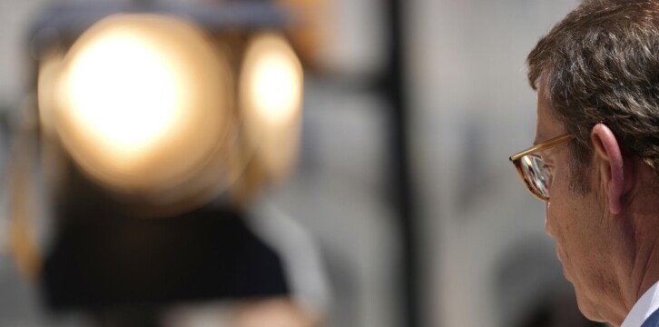 Alberto Núñez Feijóo visita la empresa DEKRA en Málaga.