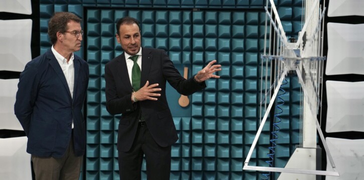 Alberto Núñez Feijóo visita la empresa DEKRA en Málaga.