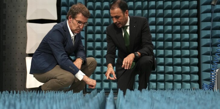 Alberto Núñez Feijóo visita la empresa DEKRA en Málaga.