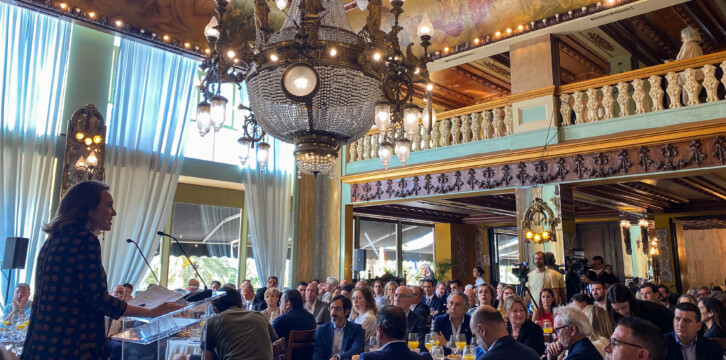 Cuca Gamarra participa en el Foro del Club Información en Alicante