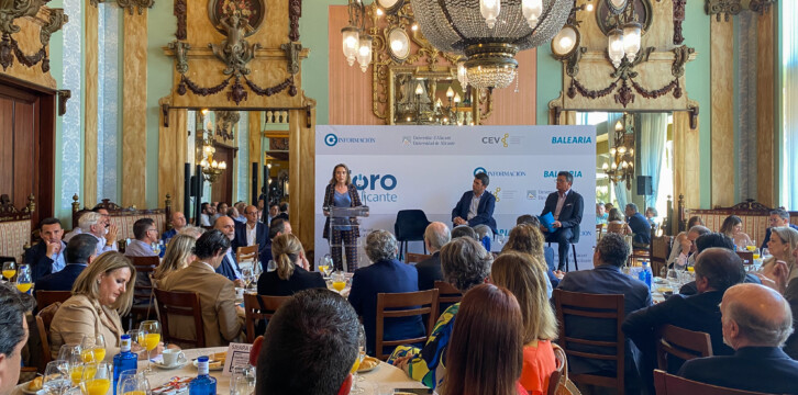 Cuca Gamarra participa en el Foro del Club Información en Alicante