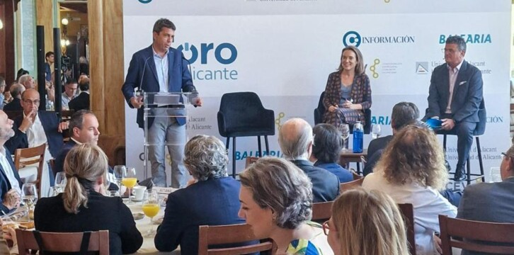 Cuca Gamarra participa en el Foro del Club Información en Alicante