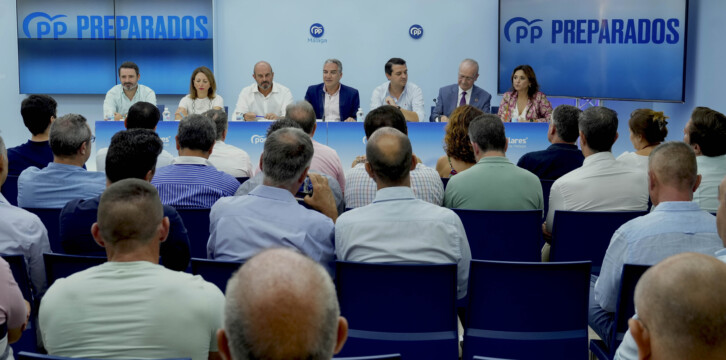 Reunión del Coordinador General PP, Elías Bendodo, alcaldes y portavoces municipales