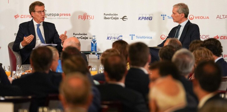 El presidente del Partido Popular, Alberto Núñez Feijóo, interviene en el Desayuno informativo de Europa Press.