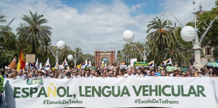 Cuca Gamarra acude a la manifestación en defensa del castellano en las aulas en Barcelona