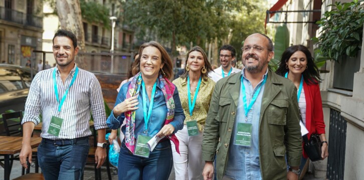 Cuca Gamarra acude a la manifestación en defensa del castellano en las aulas en Barcelona