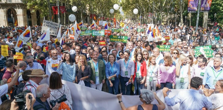 Cuca Gamarra acude a la manifestación en defensa del castellano en las aulas en Barcelona