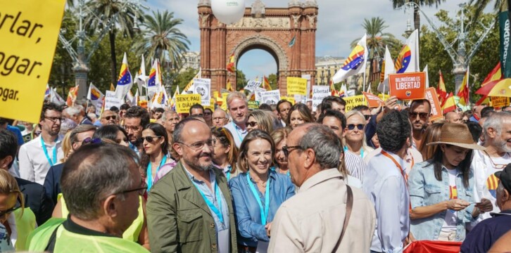 Cuca Gamarra acude a la manifestación en defensa del castellano en las aulas en Barcelona
