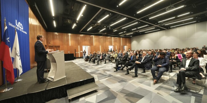 Alberto Núñez Feijóo durante una conferencia en la Universidad del Desarrollo de Santiago de Chile
