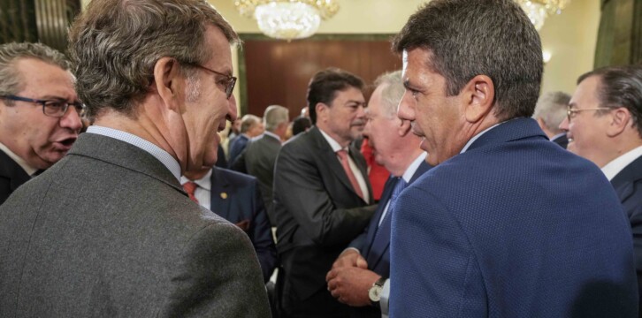 Alberto Núñez Feijóo presenta a Carlos Mazón, que interviene en el desayuno informativo organizado por Nueva Economía Fórum.