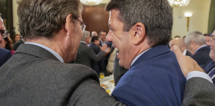 Alberto Núñez Feijóo presenta a Carlos Mazón, que interviene en el desayuno informativo organizado por Nueva Economía Fórum.