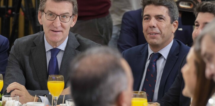 Alberto Núñez Feijóo presenta a Carlos Mazón, que interviene en el desayuno informativo organizado por Nueva Economía Fórum.
