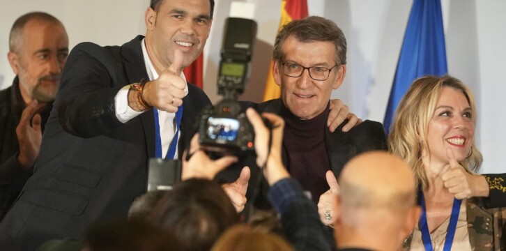 Alberto Núñez Feijóo junto a Javier García, nuevo presidente del PP de Navarra, y Amelia Salanueva, secretaria general del GPP en ele Senado, en el VIII Congreso del PP de Navarra