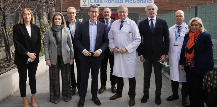 Alberto Núñez Feijóo visita la Casa de Ronald McDonald en Madrid