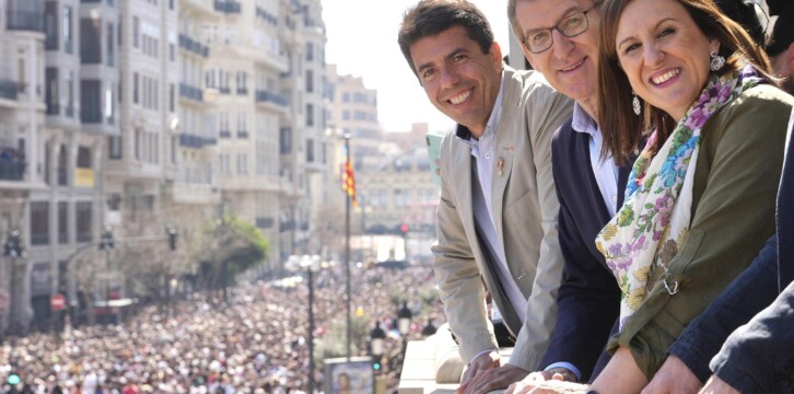 Alberto Núñez Feijóo en las Fallas junto a Carlos Mazón y Mª José Catalá