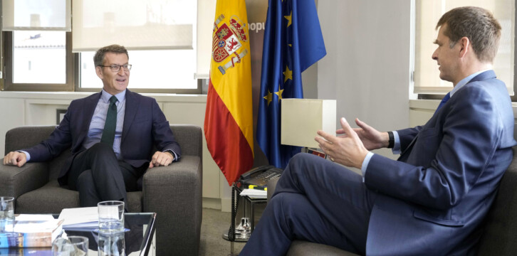 Alberto Núñez Feijóo se reúne con el embajador de Reino Unido, Hugh Elliott