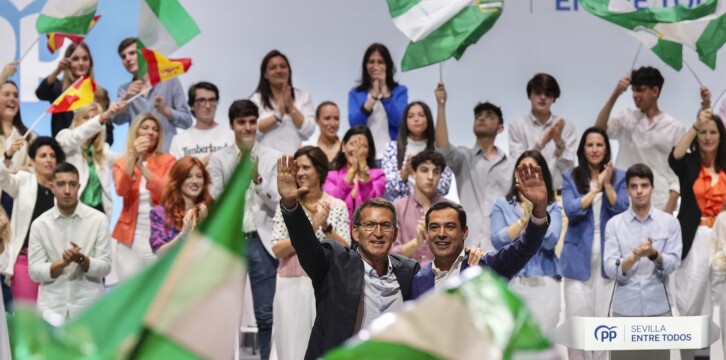 Alberto Núñez Feijóo en un acto en Sevilla, junto a Juanma Moreno y José Luis Sanz