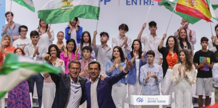 Alberto Núñez Feijóo en un acto en Sevilla, junto a Juanma Moreno y José Luis Sanz