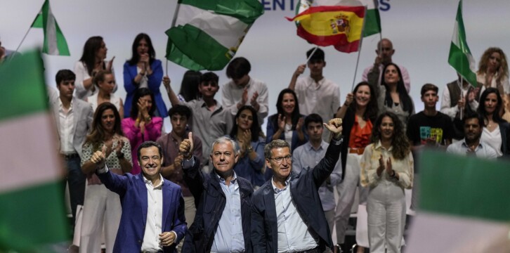Alberto Núñez Feijóo en un acto en Sevilla, junto a Juanma Moreno y José Luis Sanz