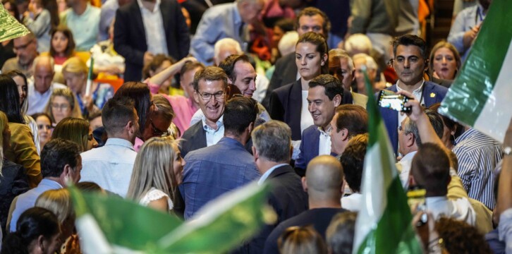 Alberto Núñez Feijóo en un acto en Sevilla, junto a Juanma Moreno y José Luis Sanz