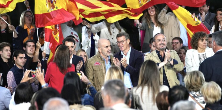 Alberto Núñez Feijóo, junto a Alejandro Fernández y Daniel Sirera, durante el mitin celebrado en Barcelona