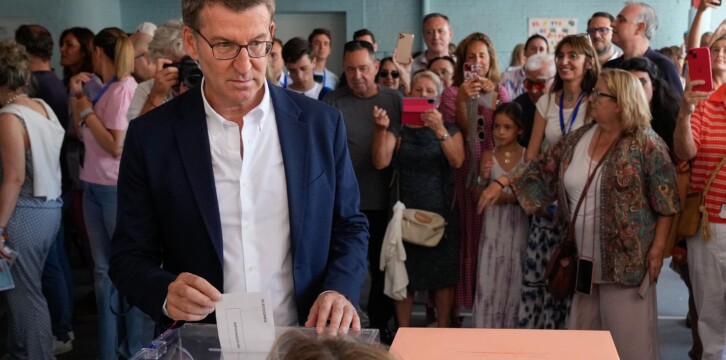 Alberto Núñez Feijóo atiende a los medios tras ejercer su derecho al voto