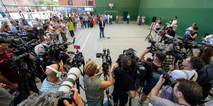Alberto Núñez Feijóo atiende a los medios tras ejercer su derecho al voto