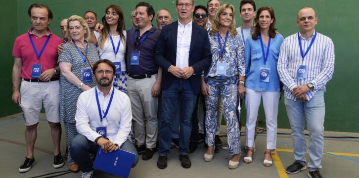 Alberto Núñez Feijóo atiende a los medios tras ejercer su derecho al voto