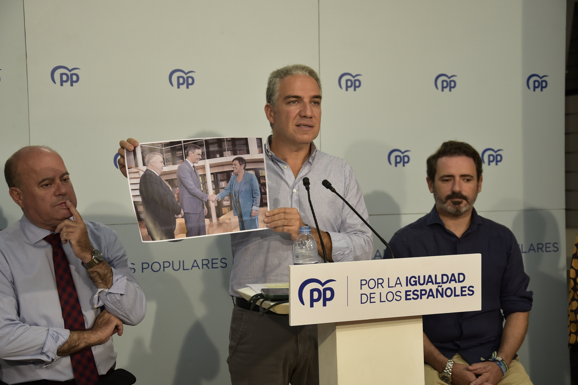 El coordinador general, Elías Bendodo, en Antequera